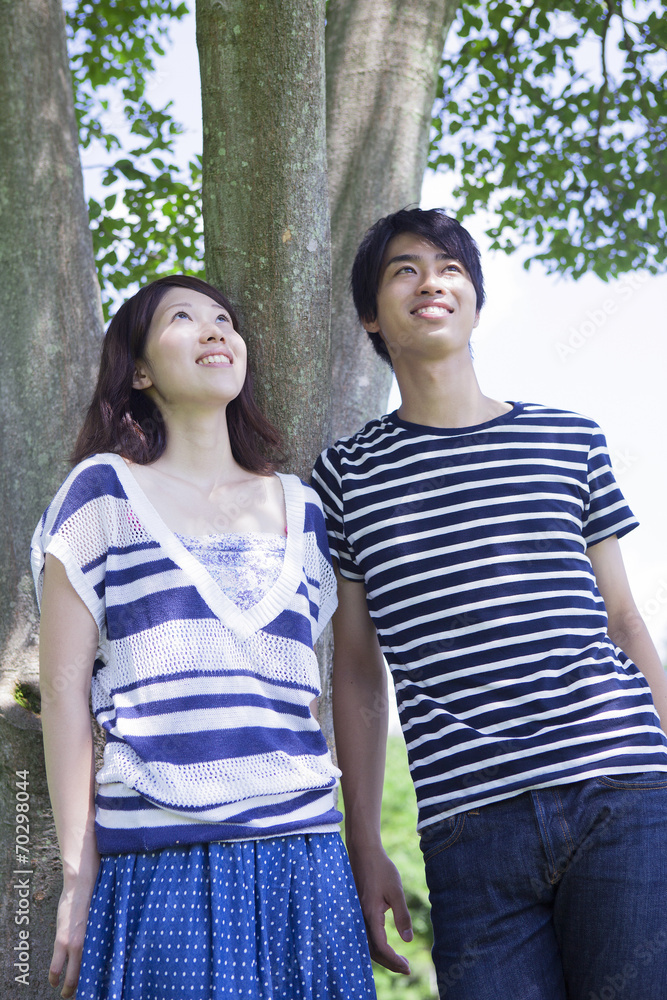 Obraz premium くつろぐ若いカップル