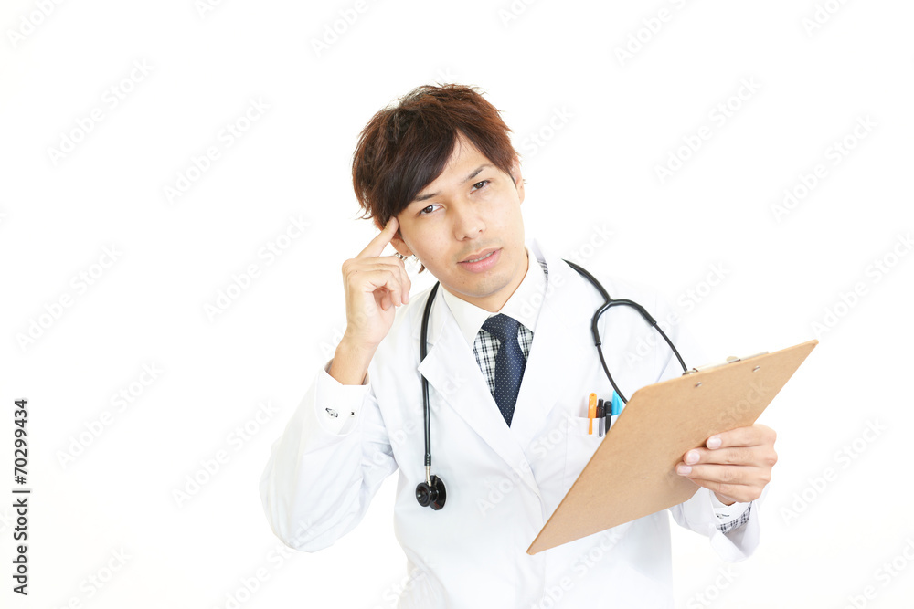 困惑した表情の医師