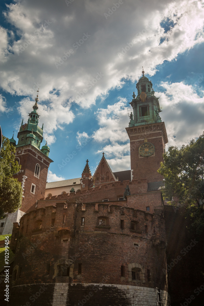 Fototapeta premium Wieże Zamku Królewskiego na Wawelu w Krakowie Polska