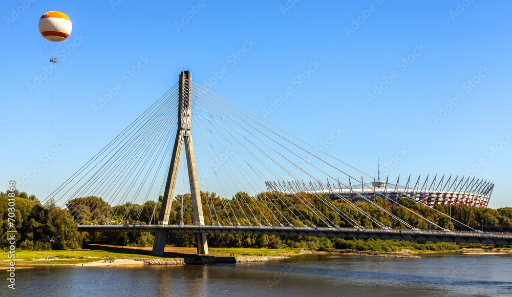 Obraz premium Most, balon na ogrzane powietrze i stadion nad Wisłą w Warszawie