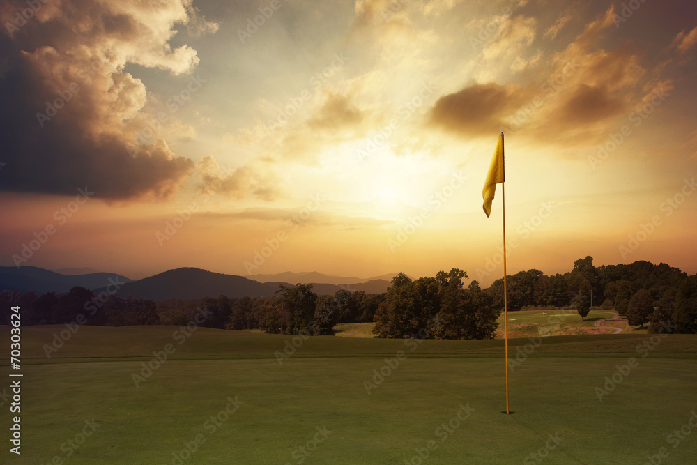 Mountain sunrise at the golf course - obrazy, fototapety, plakaty 