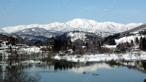 飯豊連峰と置賜白川湖