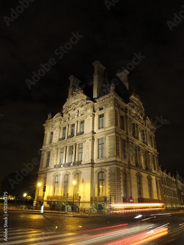 Noche junto al Museo del Louvre