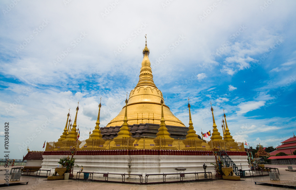 Naklejka premium The golden pagoda in Myanmar