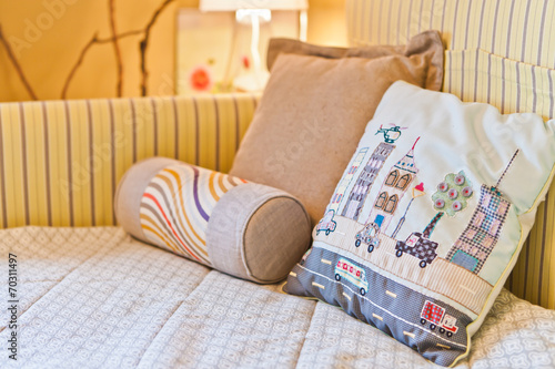 Подушки на кровати / Pillows on the bed