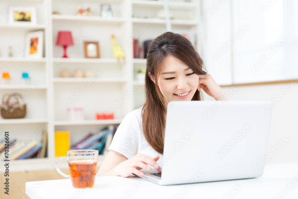 部屋でパソコンを使う女性 部屋でパソコンを使う女性