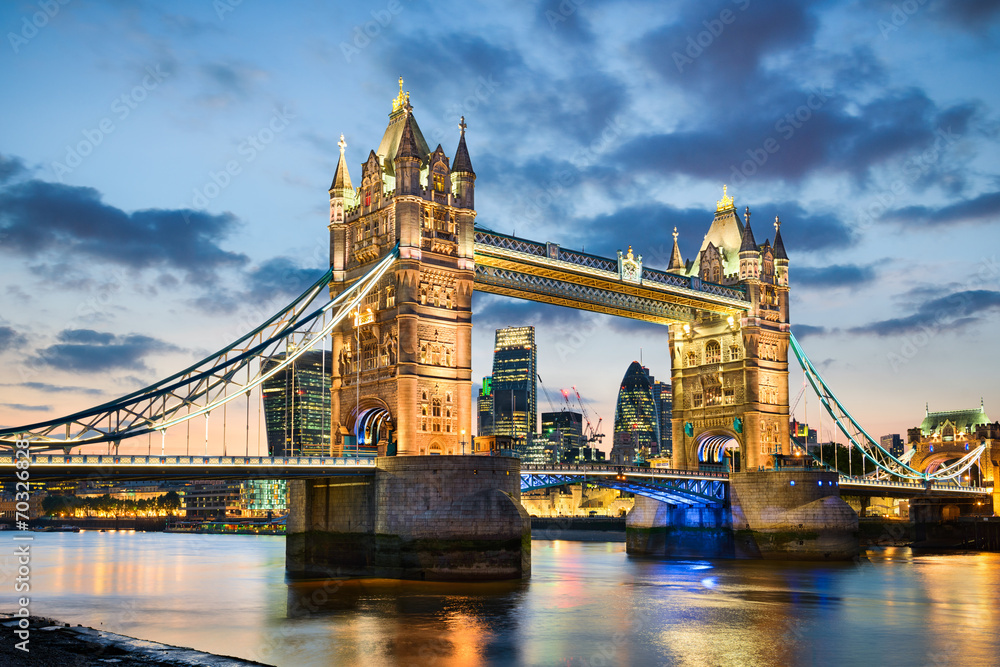 Naklejka premium Tower Bridge w Londynie, w nocy w Wielkiej Brytanii