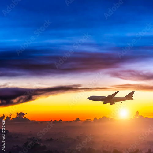 Samolot na niebie przy wschodem słońca