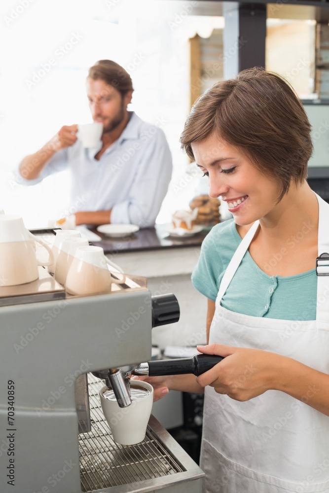 Obraz premium Pretty barista making cup of coffee