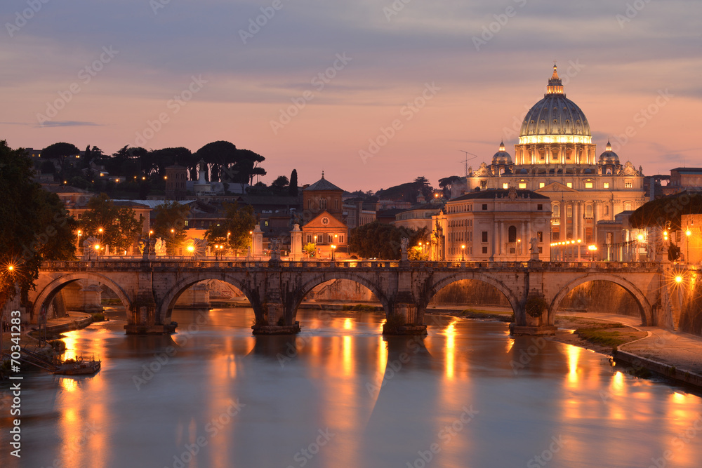 Fototapeta premium San Pietro i Tyber o zachodzie słońca