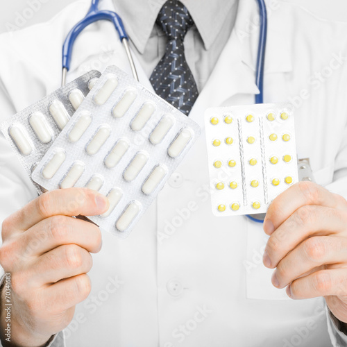 Doctor holdling pills in his hands - 1 to 1 ratio photo