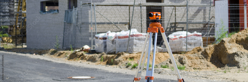 Fototapeta premium nivelliergerät vor baustelle