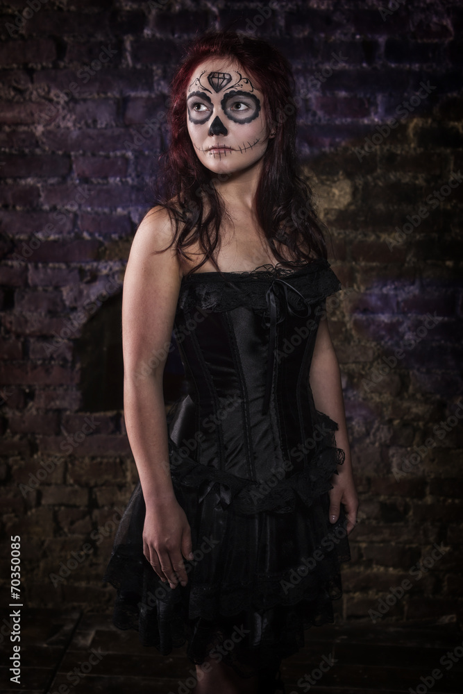 Sugar Skull junge Frau in in einem Kellergewölbe Sugar Skull junge Frau in in einem Kellergewölbe