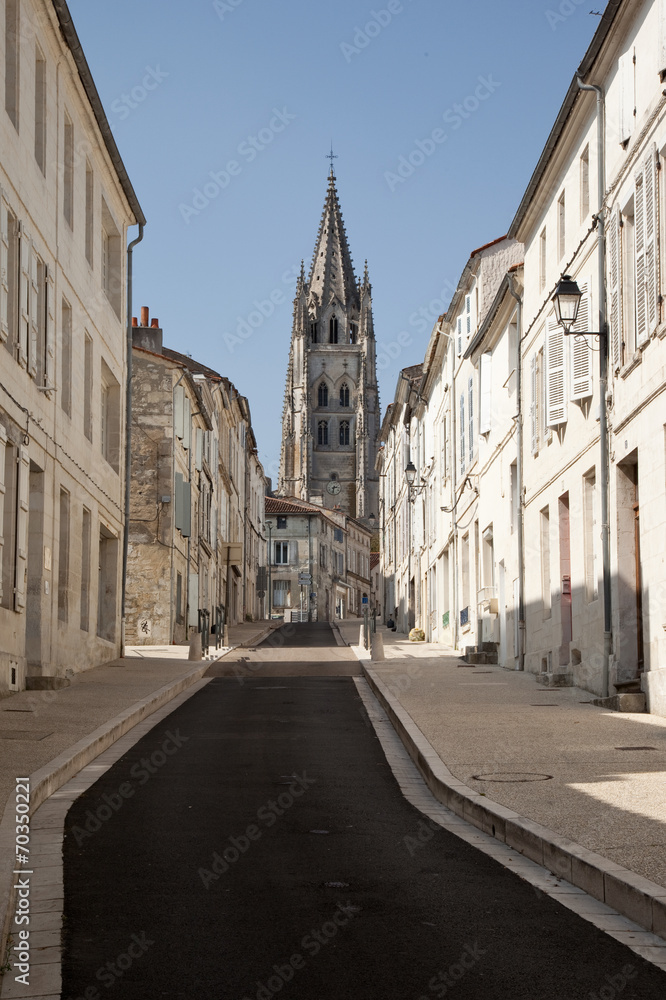 Rue de l'église à Saintes
