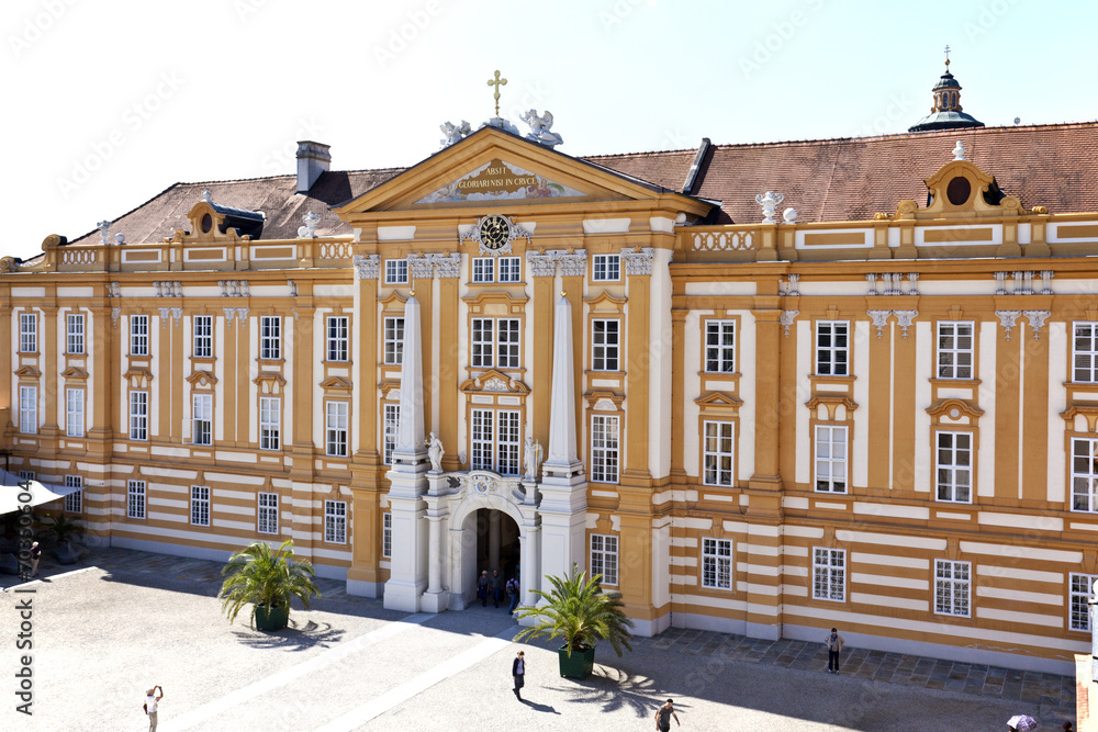 Fototapeta premium Stift Melk, Gebäude vor dem Innenhof