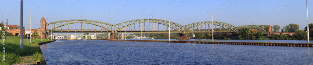 Fototapeta premium Eisenbahnbrücke Hochheim, hinten die Staustufe Kostheim (2014)