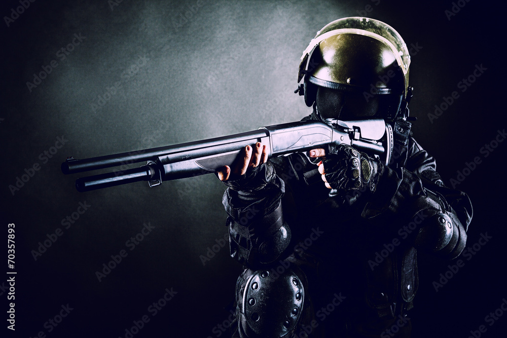 Naklejka premium soldier with shotgun