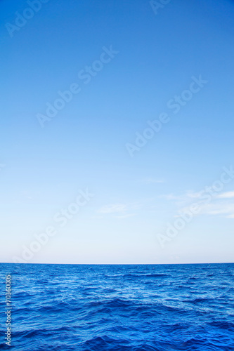 Blaues Meer mit Himmel und Horizont als Hintergrund