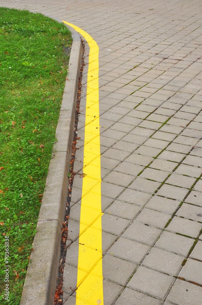 road and yellow line