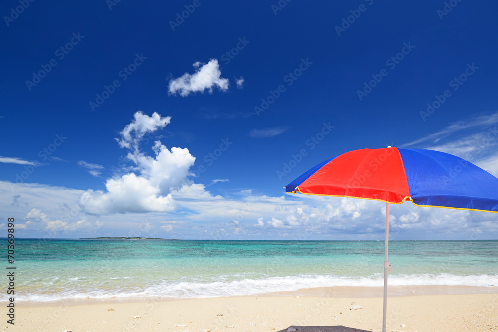 真夏の綺麗なビーチとパラソル