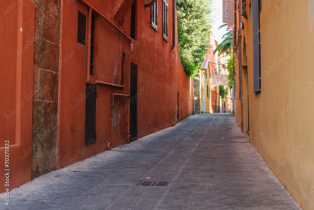 Strada centro storico, vicolo muro arancione e giallo, Pisa Strada centro storico, vicolo muro arancione e giallo, Pisa