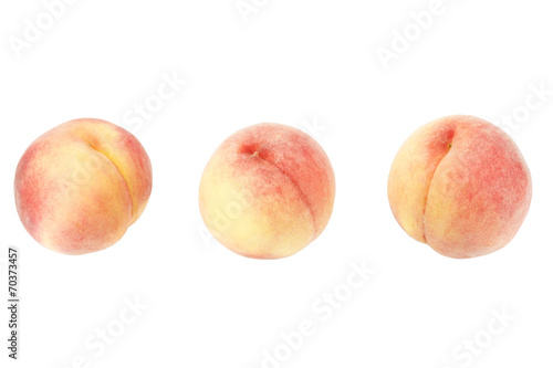 白バックの3個の桃