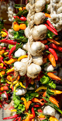 Fotografie garlic and chilli on the market
