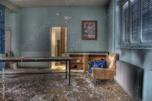 fauteuil et table de travail