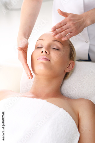 Atrakcyjna blondynka w salonie spa na masażu relaksacyjnym