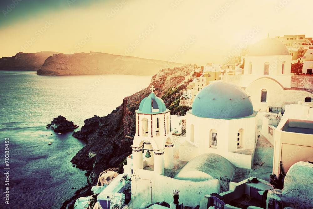 Obraz premium Oia town on Santorini, Greece at sunset. Aegean sea, vintage