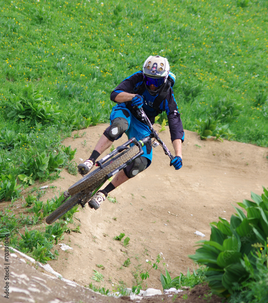 Fototapeta premium vtt de descente - piste de saint pierre de chartreuse