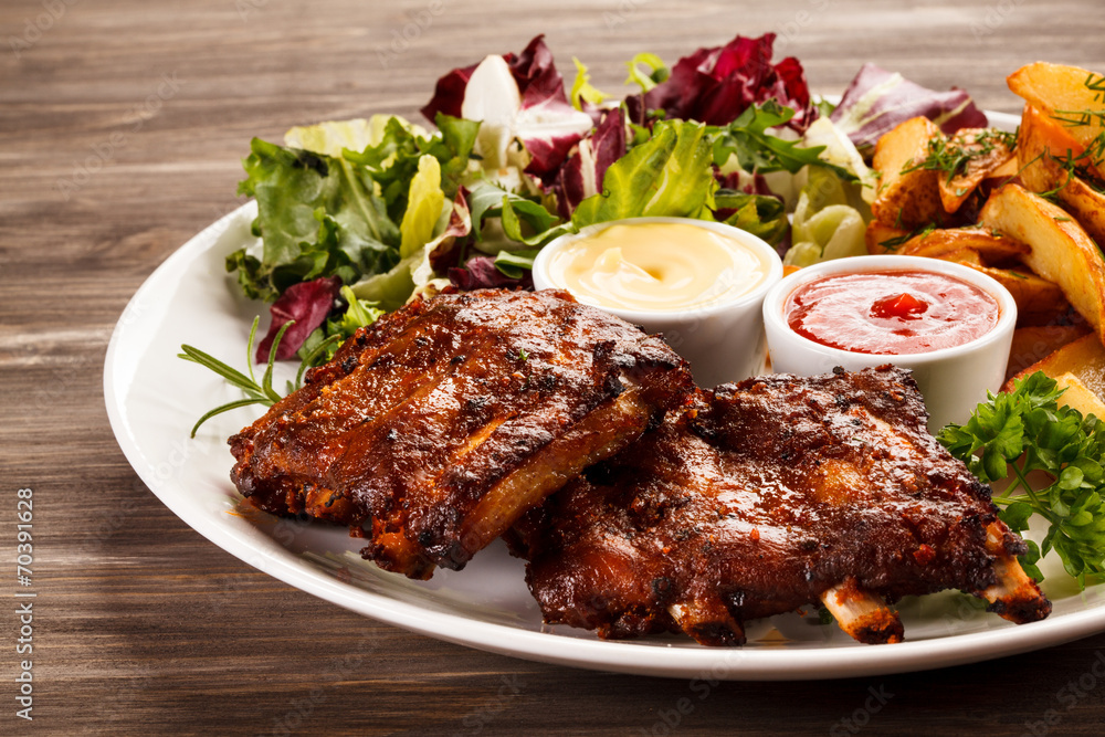 Tasty grilled ribs with vegetables Tasty grilled ribs with vegetables
