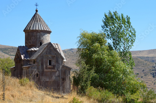 Церковь 10 века в древнем монастыре Тсахацкар в горах Армении