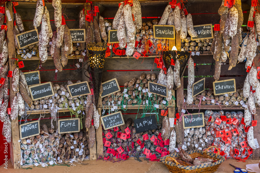 Boutique de saucissons auvergnats sur un marché médiéval.