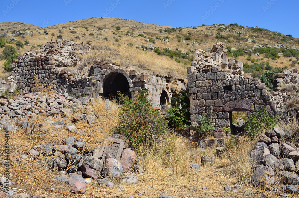 Руины построек 5-7 веков в  монастыре Тсахацкар в горах Армении
