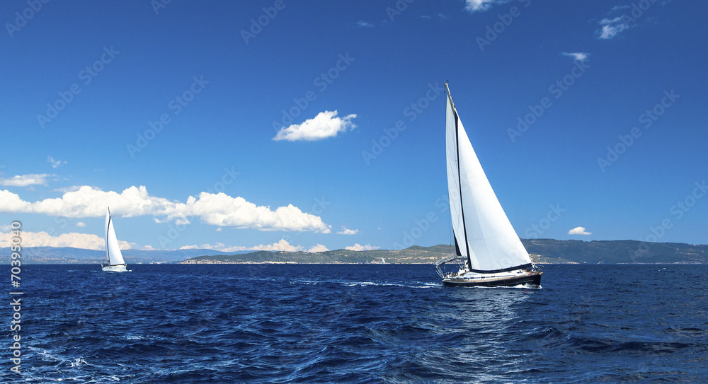 Obraz premium Beautiful luxury yacht at ocean. Sailing regatta.