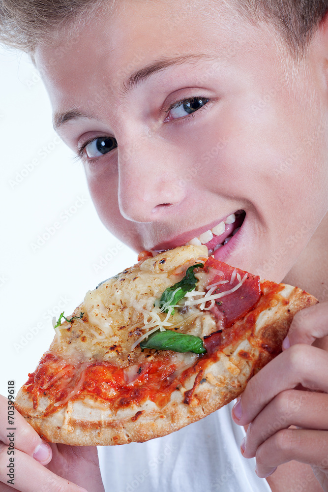 Junger Mann isst Pizza Stück mit lachen Nahaufnahme