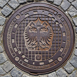 Krems: Wappen auf Kanaldeckel