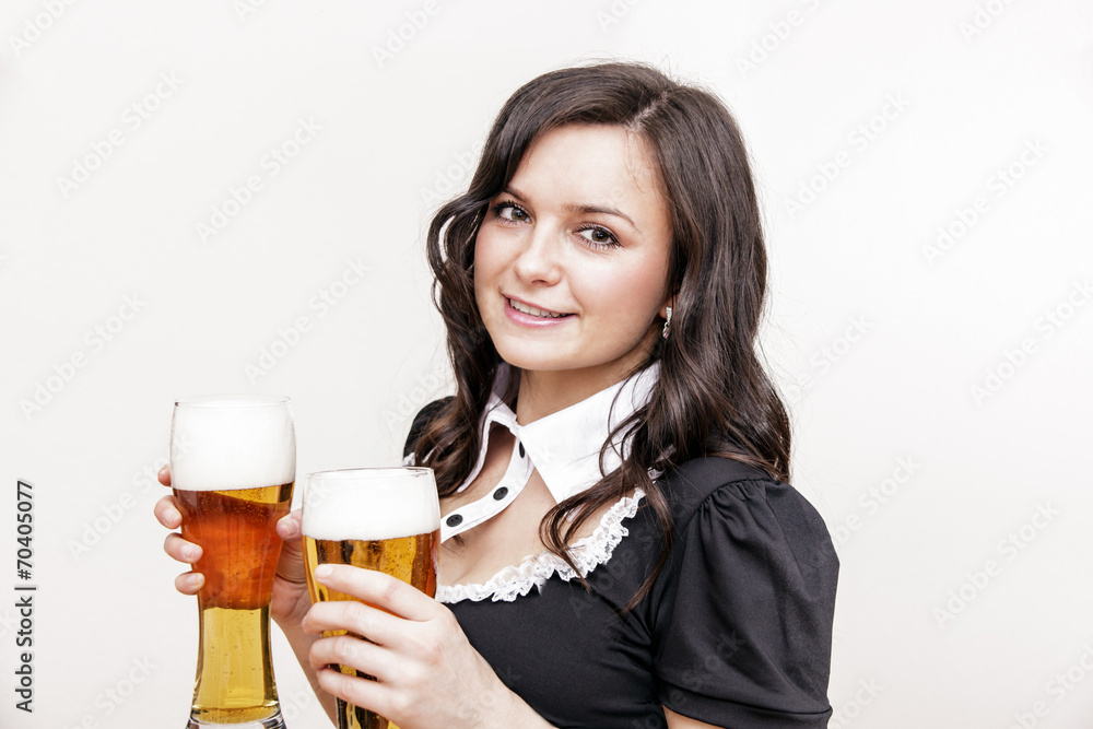 hübsche Frau im Dirndl hält Biergläser hübsche Frau im Dirndl hält Biergläser
