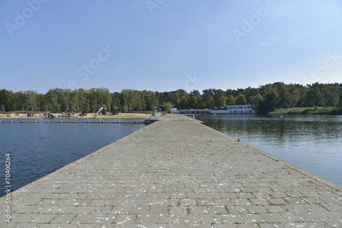 La jet  e en b  ton s  parant les deux zones du lac