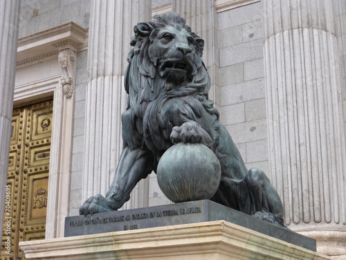 Escultura de león en el Congreso de los Diputados photo