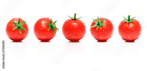 Reife Kirschtomaten in einer Reihe