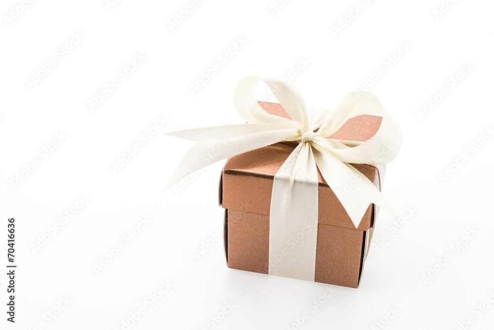 Obraz premium Gold gift box isolated on white background