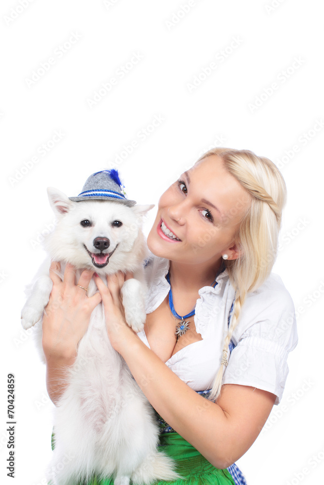 Hübsche Frau mit Hund in Tracht Hübsche Frau mit Hund in Tracht