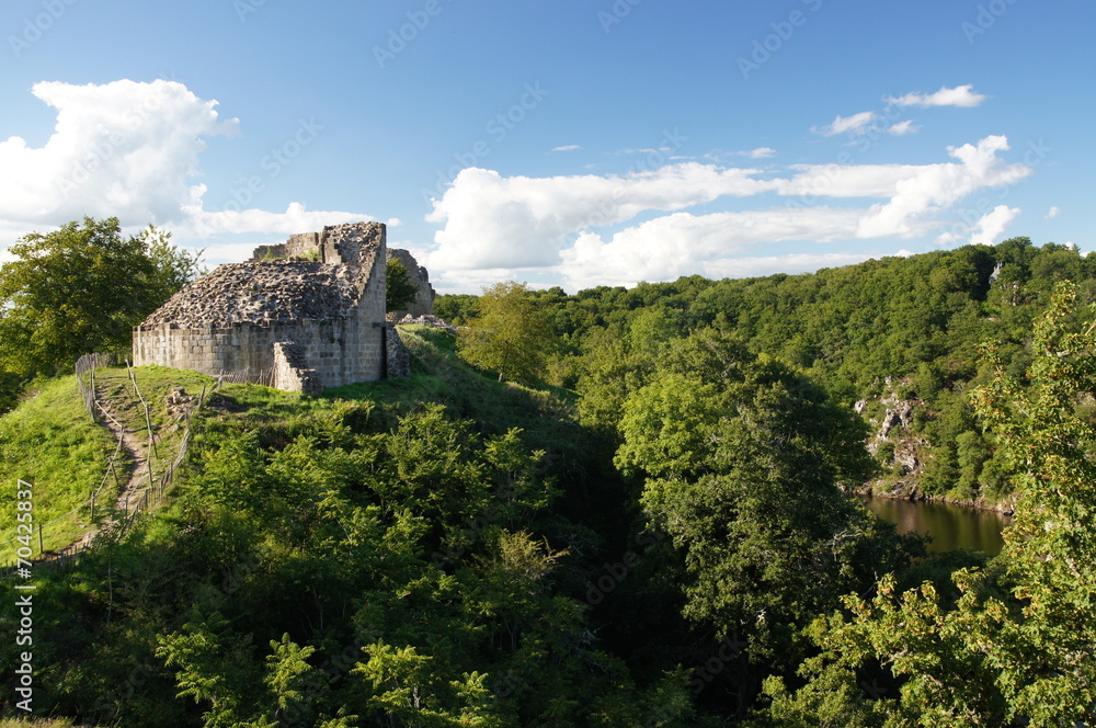 Château de Crozant face aux gorges de la Creuse