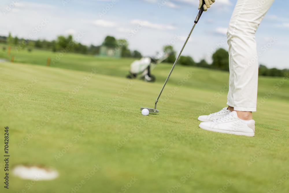Obraz premium Young woman playing golf