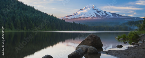 Volcano mountain Mt. Hood, in Oregon, USA. © somchaij