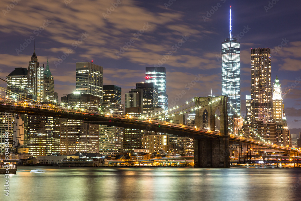 Naklejka premium Brooklyn Bridge i Downtown Skyscrapers w Nowym Jorku o zmierzchu