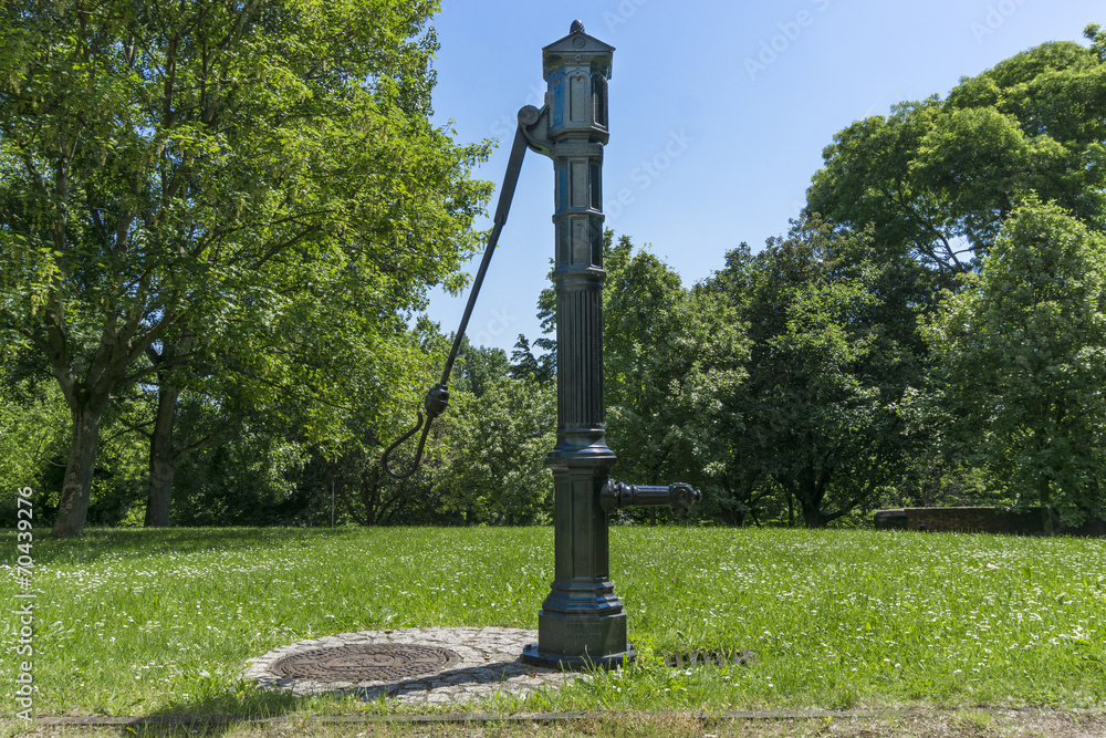Brunnen mit Handpumpe 00956 StockFoto Adobe Stock