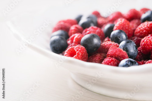 Fototapeta Naklejka Na Ścianę i Meble -  fresh blueberries and raspberries